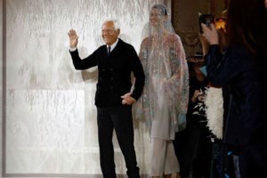 Ο Πέτρος Κωστόπουλος αποχαιρετά τον Giorgio Armani - Η φωτογραφία μαζί με την Τζένη Μπαλατσινού
