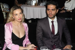 O Χρήστος Μάστορας με την Γαρυφαλλιά Καληφώνη σε παραλία της Μυκόνου - Η κίνηση του τραγουδιστή που συζητήθηκε