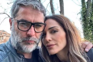 Η κοινή φωτογραφία της Δέσποινας Βανδή με τον Βασίλη Μπισμπίκη μετά την σοβαρή περιπέτεια της υγείας του - εικόνα 2