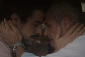 Ο Μάριος Αθανασίου μιλά για τα μηνύματα που δέχτηκε μετά το gay φιλί στον "Πρώτο από εμάς"