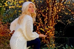 Η Ελένη Μενεγάκη τραγουδάει στη... βροχή και ποζάρει!