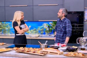 Η Ελένη Μενεγάκη στέλνει φιλιά στον Αντώνη Κανάκη μετά το τρολάρισμα