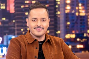 Σπάνια βραδινή έξοδος για τον Αλέξανδρο Τσουβέλα με τη σύντροφό του