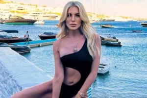 Η Κατερίνα Καινούργιου στα σοκάκια της Μυκόνου