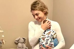 Η Γιούλικα Σκαφιδά ποζάρει μαζί με τον γιο της μπροστά στο χριστουγεννιάτικο δέντρο του σπιτιού της - εικόνα 2