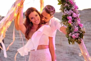 Ο Λευτέρης Σουλτάτος απαθανατίζει τη Βάσω Λασκαράκη κατά το χριστουγεννιάτικο στόλισμα! Δείτε το εντυπωσιακό δέντρο τους