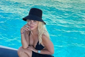 Η Ελένη Μενεγάκη ποζάρει στην Άνδρο και βάζει τέλος σε κάθε φήμη