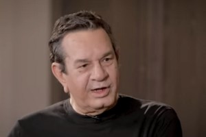 Επείγουσα εγχείρηση για τον Σταμάτη Σπανουδάκη μετά από ατύχημα στο σπίτι του