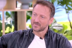 Ο Κώστας Καραφώτης σε μία σπάνια εμφάνιση με την κούκλα σύζυγό του