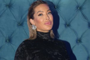 Η Αμαρυλλίς δείχνει τη φουσκωμένη της κοιλίτσα λίγο πριν γίνει για πρώτη φορά μητέρα