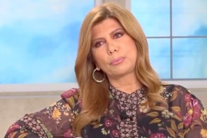 Λύγισε η Ζήνα Κουτσελίνη: "Εκεί ερχόταν η μάνα μου... Και με έσπρωχνε να μπω μέσα πάλι"