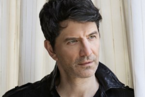 Ο Σάκης Ρουβάς αποκάλυψε το πρόβλημα που αντιμετωπίζει στις διακοπές του: "Πείτε μου ότι δεν το παθαίνω μόνο εγώ"