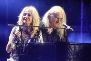 Βραδινή έξοδος για την Άννα Βίσση με τον Νίκο Καρβέλα και τη σύντροφό του, Έλενα Φερεντίνου - εικόνα 2