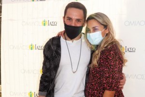 Ο Λευτέρης Πετρούνιας αγκαλιά με τη νεογέννητη κόρη του