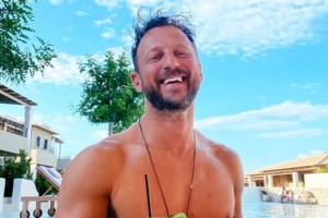 Ο Κώστας Καραφώτης σε τρυφερές στιγμές με τη σύντροφό του