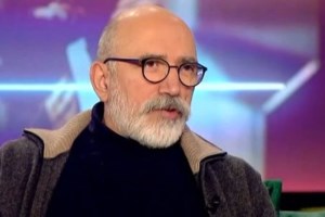 Θοδωρής Κατσαφάδος: "Δεν έπρεπε καν να είναι στη σκηνή και έκανε κωμικά ότι κατουράει πίσω μου" - εικόνα 2