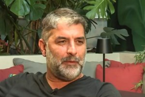 O Βασίλης Μπισμπίκης μιλά για όλα: Τα αντιδραστικά παιδικά χρόνια, το απωθημένο που δεν τελείωσε το Λύκειο, οι εξαρτήσεις στις ουσίες και το αλκοόλ & η αγάπη που έλαβε από τις τρανς φίλες του