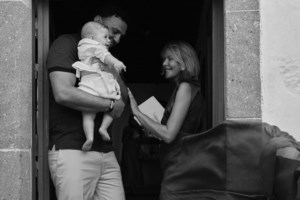 Η Τζένη Μπαλατσινού φωτογραφίζει τον Βασίλη Κικίλια με τον γιο τους, Παναγιώτη-Αντώνιο - εικόνα 2