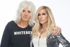 Το φιλί της Έλενας Φερεντίνου με τον Νίκο Καρβέλα και οι δημόσιες ευχές για τα γενέθλιά του - εικόνα 3