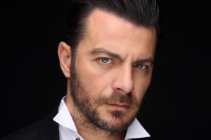 Η Ελένη Μενεγάκη και το άγνωστο παρασκήνιο της πρώτης της γνωριμίας με τον Γιώργο Αγγελόπουλο