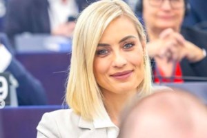 Η Ελεονώρα Μελέτη "ασπίδα" μπροστά στη μητέρα της μετά τις επιθέσεις που δέχθηκε - εικόνα 2