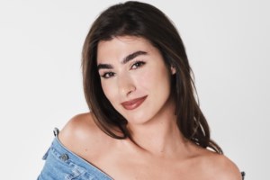 Η Χρύσα Μιχαλοπούλου στόλισε το χριστουγεννιάτικο δέντρο με τη βοήθεια του γιου της, Κίμωνα