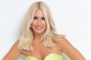 Συγκλονισμένη η Μαρία Μπακοδήμου στην κηδεία του Αντώνη Λυμπέρη - εικόνα 4