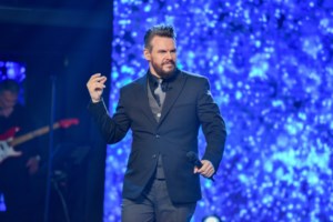 Ο Πάνος Κιάμος του έδωσε το μικρόφωνο και έγινε χαμός στην παραλιακή!