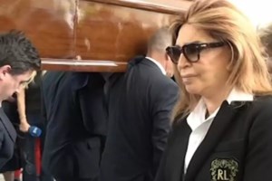 "Λύγισε" η Μιμή Ντενίση για τον Γιάννη Φέρτη: "Μου ήρθαν στο μυαλό μου εκείνα τα χρόνια που περάσαμε μαζί" - εικόνα 2