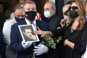 Τόλης Βοσκόπουλος | "Ηχηρές" απουσίες στο τελευταίο αντίο του "πρίγκιπα"