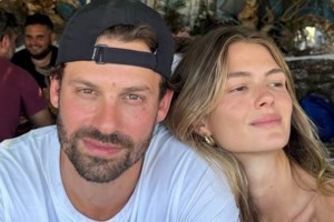 Η Τζένη Μπαλατσινού με τις κόρες της και τον μέλλοντα γαμπρό της στο Παρίσι