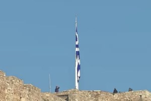 Ο Βασίλης Κικίλιας με την Τζένη Μπαλατσινού και τον γιο τους στην στρατιωτική παρέλαση