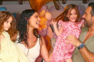 Η Χριστίνα Μπόμπα απαθανατίζει τον Σάκη Τανιμανίδη: "Έτσι εξηγείται το ποιος έχει six pack στην οικογένεια"