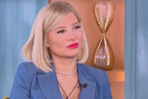 Φαίη Σκορδά: "Πάντα είμαι σε αμηχανία όταν συμβαίνει - Είσαι φίλη και σε έχω μέσα στην καρδιά μου"