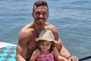 Το τρυφερό φιλί του Λευτέρη Πετρούνια & της Βασιλικής Μιλλούση με φόντο το ηλιοβασίλεμα