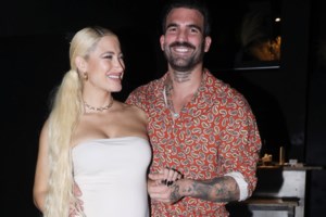 Το πάρτι γενεθλίων του Δημήτρη Αλεξάνδρου με θέα την Ακρόπολη και το φιλί στην Ιωάννα Τούνη