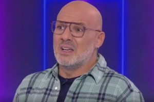 Ο Νίκος Μουτσινάς σε μία ατάκα όλο νόημα για τη σχέση της Δανάης Μπάρκα & του Τίμου Ζαχαράτου