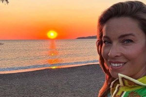 Η Μαριέττα Χρουσαλά και η οικογένειά της κολυμπούν με γουρουνάκια στην Άτοκο