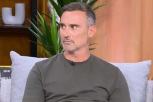 Ο Γιώργος Καπουτζίδης μας δείχνει τη μοναδική θέα από την βεράντα του στην Αίγινα - εικόνα 4