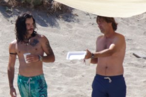 Άγγελος Λάτσιος | Ποζάρει με το μαγιό του δίπλα στην θάλασσα