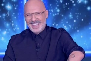 "Πάγωσε" τον Γιώργο Καράβα ο Νίκος Μουτσινάς: "Θα σου κάνω μια κίτρινη ερώτηση"