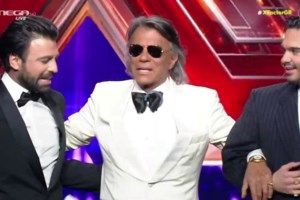 "X-Factor" | Αντρέας Γεωργίου & Στέλιος Ρόκκος φιλήθηκαν στο στόμα στην έναρξη του live