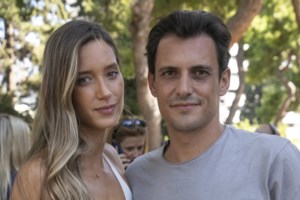 Η Γιολάντα Καλογεροπούλου σ' ένα τρυφερό καλοκαιρινό ενσταντανέ με τον Σταύρο Σβήγκο - εικόνα 2