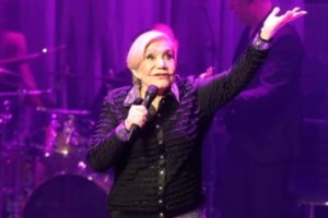 Aide-mémoire | Η καυστική Μπέττυ, ο "δικαστής" Μικρούτσικος και… το κουίζ που ρωτούν όλοι! - εικόνα 2