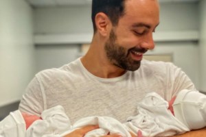 Ο Σάκης Τανιμανίδης πέρασε τον πρώτο Δεκαπενταύγουστο με τις κορούλες του! Η οικογενειακή ανάρτηση