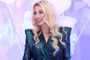 Πιο εντυπωσιακή από ποτέ η Κωνσταντίνα Σπυροπούλου σε γάμο στο κέντρο της Αθήνας