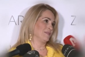 Η Τζένη Μπότση απαθανατίζει την 5χρονη κόρη της να κάνει surf στην Ικαρία - εικόνα 2