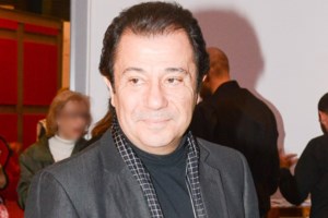 Συγκινημένη η Κάτια Δανδουλάκη πάνω στη σκηνή για τον θάνατο του Δάνη Κατρανίδη - Βίντεο