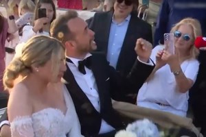 Πάνος Μουζουράκης και Μαριλού Κόζαρη στο beach party μετά το γάμο τους