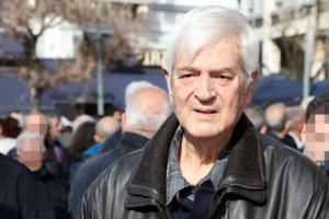 Πλήθος κόσμου στο τελευταίο αντίο στον Τάκη Οικονομόπουλο